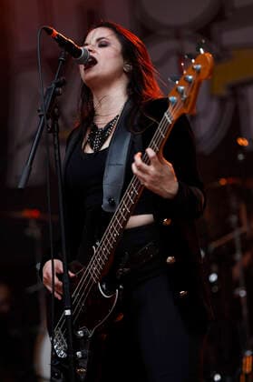 Mona Lindgren von Thundermother live beim Kommraus-Festival im Ricklinger Bad. Hannover, 03.08.2021