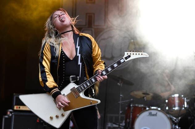 Filippa Nässil von Thundermother live beim Kommraus-Festival im Ricklinger Bad. Hannover, 03.08.2021