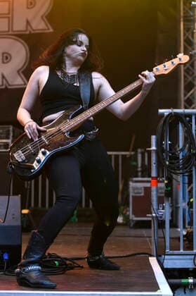 Mona Lindgren von Thundermother live beim Kommraus-Festival im Ricklinger Bad. Hannover, 03.08.2021