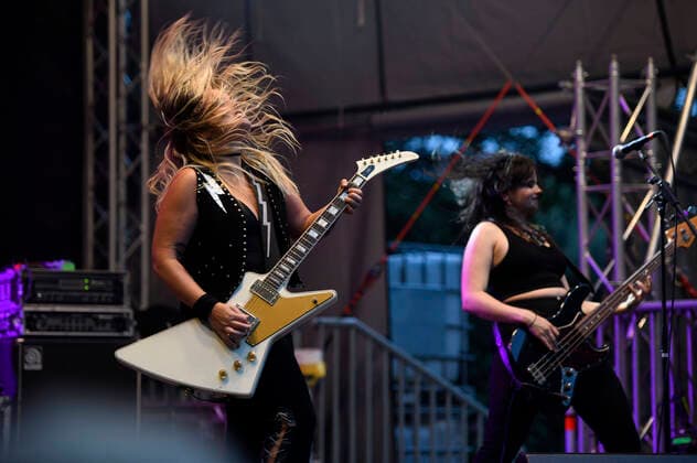 Filippa Nässil und Mona Lindgren von Thundermother live beim Kommraus-Festival im Ricklinger Bad. Hannover, 03.08.2021
