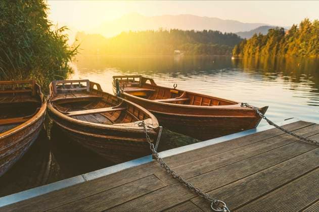  Holzboote auf einer Mole bei Sonnenuntergang, kleines Boot an der Mole, Rivas, Nicaragua, Mittelamerika *** Wooden boats on a pier at sunset, small boat at the pier, Rivas, Nicaragua, Central America Copyright: imageBROKER/IsaixHernandez ibxiih06970437.jpg