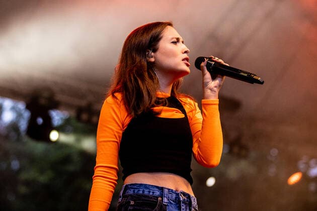 Hamburg, 4. August 2021 - Alice Merton bei einem Konzert auf der Freilichtbühne im Hamburger Stadtpark