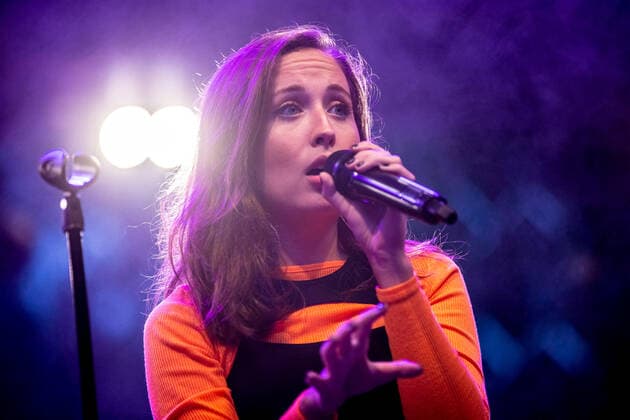 Hamburg, 4. August 2021 - Alice Merton bei einem Konzert auf der Freilichtbühne im Hamburger Stadtpark