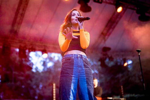 Hamburg, 4. August 2021 - Alice Merton bei einem Konzert auf der Freilichtbühne im Hamburger Stadtpark