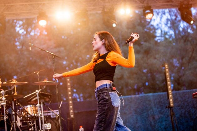 Hamburg, 4. August 2021 - Alice Merton bei einem Konzert auf der Freilichtbühne im Hamburger Stadtpark