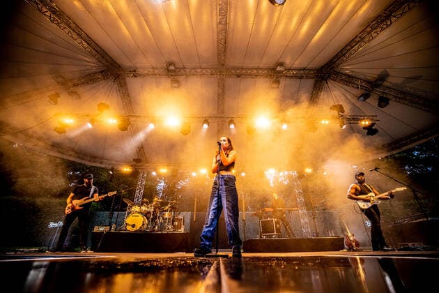 Hamburg, 4. August 2021 - Alice Merton bei einem Konzert auf der Freilichtbühne im Hamburger Stadtpark