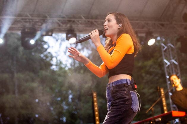 Hamburg, 4. August 2021 - Alice Merton bei einem Konzert auf der Freilichtbühne im Hamburger Stadtpark