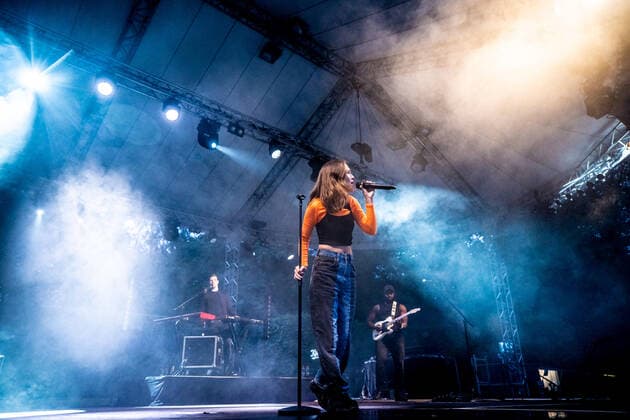 Hamburg, 4. August 2021 - Alice Merton bei einem Konzert auf der Freilichtbühne im Hamburger Stadtpark