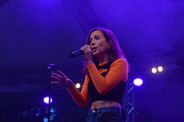Hamburg, 4. August 2021 Alice Merton bei einem Konzert auf der Freilichtbühne im Hamburger Stadtpark Alice Merton bei einem Konzert auf der Freilichtbühne im Hamburger Stadtpark, Hamburg Deutschland Deutschland Stadtpark Hamburg