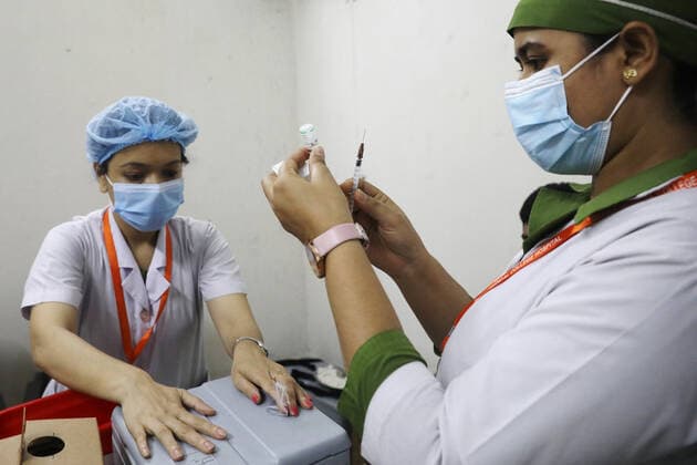 Vaccination Campaign In Bangladesh DHAKA CITY, BANGLADESH - AUGUST 5: A health worker prepares a dose against Covid-19 disease during national vaccination campaign, The Bangladesh government™s plan to inoculate 10 million people in a week mainly focuses on the people who are living at union and ward levels. on August 5, 2021 In Dhaka, Bangladesh. Copyright: xMarufxRahmanx EYEPIXGROUP_MR_05082021_11539