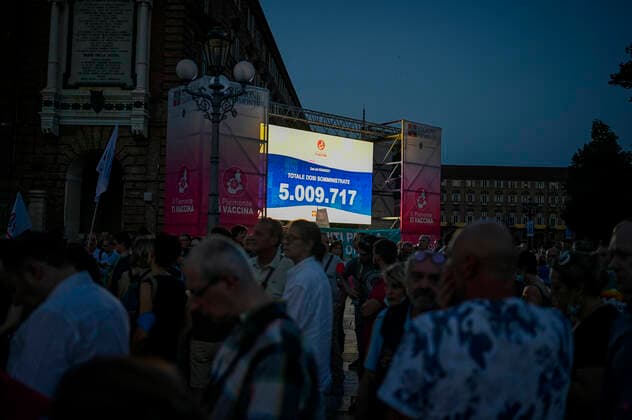 Turin. No Green pass event the evening before the entry into force of the Green Pass decree In the photo:  Copyright: xRiccardoxGiordanox xIPAx xRiccardoxGiordanox