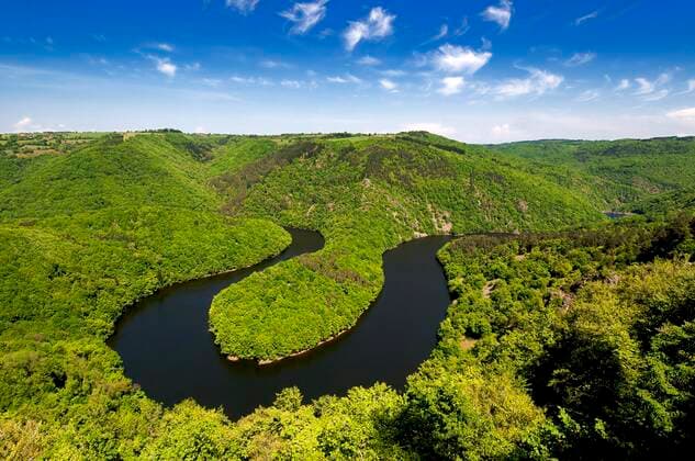 Mäander der Queuille und des Flusses Ssioule, Departement Puy de Dome, Auvergne Rhones Alpes, Frankreich, Europa *** Meander of the Queuille and the Ssioule River, Puy de Dome Department, Auvergne Rhones Alpes, France, Europe Copyright: imageBROKER/BernardxJaubert iblbja06981783.jpg 