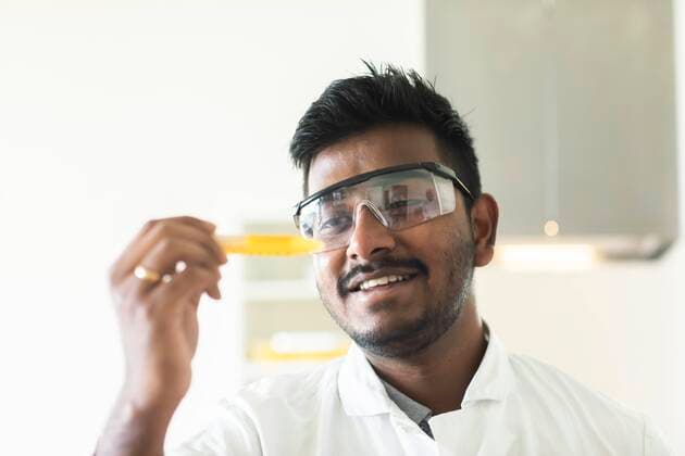  Student in einem Praktikum an der Universität mit Probe und Laborkittel, Freiburg, Baden-Württemberg, Deutschland, Europa *** Student in an internship at the university with sample and lab coat, Freiburg, Baden Württemberg, Germany, Europe Copyright: imageBROKER/SigridxGombert ibxsig06981397.jpg