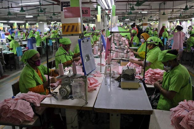 August 5, 2021 , Dhaka, Bangladesh: Garment workers work at a factory after garment factories reopened during COVID-19 lockdown. Dhaka Bangladesh - ZUMAr336 20210805_int_r336_018 Copyright: xHabiburxRahmanx