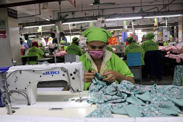 August 5, 2021 , Dhaka, Bangladesh: Garment workers work at a factory after garment factories reopened during COVID-19 lockdown. Dhaka Bangladesh - ZUMAr336 20210805_int_r336_019 Copyright: xHabiburxRahmanx