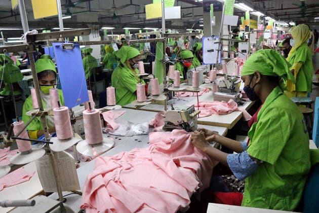 News Bilder des Tages August 5, 2021 , Dhaka, Bangladesh: Garment workers work at a factory after garment factories reopened during COVID-19 lockdown. Dhaka Bangladesh - ZUMAr336 20210805_int_r336_021 Copyright: xHabiburxRahmanx