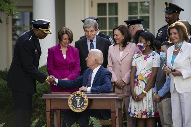 Bilder des Jahres 2021, News 08 August News Themen der Woche KW31 News Bilder des Tages President Joe Biden shakes hands with Robert J. Contee III, Chief of the DC Metropolitan Police Department, after signing H.R. 3325 into law in the Rose Garden of the White House in Washington, DC, on Thursday, August 5, 2021. The Act will award four congressional gold medals to the United States Capitol Police and those who protected the U.S. Capitol on January 6.  WAP202108055101 SARAHxSILBIGER