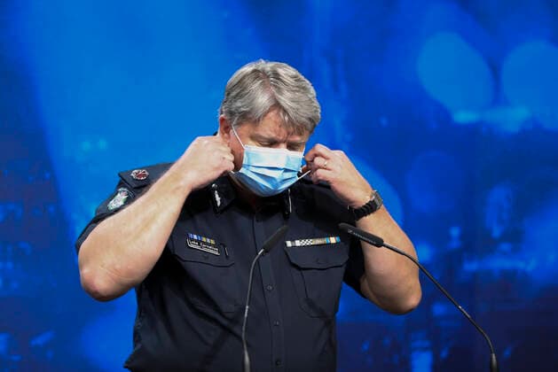 VICTORIA COVID19 PROTEST PRESSER, North West Metro Assistant Commissioner Luke Cornelius takes off his face mask before to speak to the media at a press conference in Melbourne, Friday, August 6, 2021. ( NO ARCHIVING, EDITORIAL USE ONLY, NO USE IN BOOKS WITHOUT CONSENT MELBOURNE VIC AUSTRALIA  Copyright: xDIEGOxFEDELEx 20210806001564662927