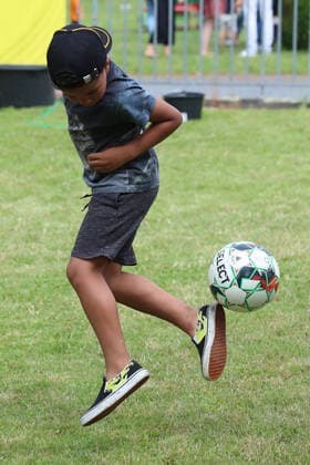 Freizeit Trend: Football Freestyle 10.07.2021, Dresden, Sachsen, GER - Junge spielt allein Fussball. (aktiv, Aktivitaet, allein, Alltag, aussen, Aussenaufnahme, Ball, Ballsport, bewegen, Bewegung, bis 10 Jahre, deutsch, Deutschland, Dresden, Europa, europaeisch, farbig, Farbiger, Freizeit, Freizeitbeschaeftigung, Fussball, Fussballspiel, Gesellschaft, Hacken, Hackentrick, HF, Hobby, Hochformat, Jahreszeit, Junge, Kind, Kindheit, Mensch, Person, Sachsen, Sommer, Spiel, spielen, Sport, sportlich, Westeuropa, Zeitvertreib) 210710D026DRESDEN.JPG *** 10 07 2021, Dresden, Saxony, GER boy plays football alone active, activity, alone, everyday, outside, outside shot, ball, ball sport, move, movement, up to 10 years, German, Germany, Dresden, Europe, European, colorful, colored, lei
