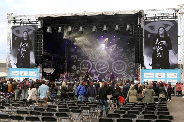 Chriz Falk, Jen Bender und Raphael Schalz von Großstadtgeflüster live beim Vor Deiner Tür Open Air im Cruise Center Steinwerder. Hamburg, 05.08.2021.