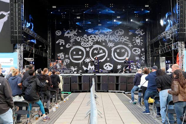 Chriz Falk, Jen Bender und Raphael Schalz von Großstadtgeflüster live beim Vor Deiner Tür Open Air im Cruise Center Steinwerder. Hamburg, 05.08.2021.