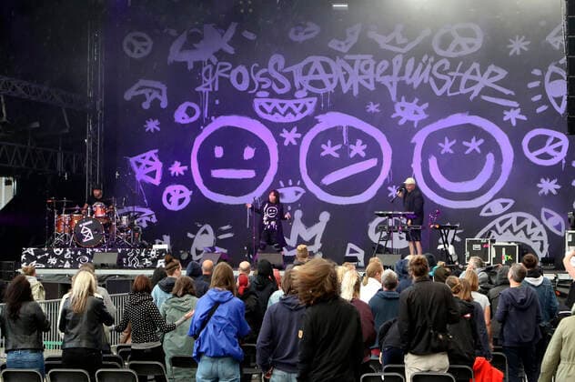 Chriz Falk, Jen Bender und Raphael Schalz von Großstadtgeflüster live beim Vor Deiner Tür Open Air im Cruise Center Steinwerder. Hamburg, 05.08.2021.