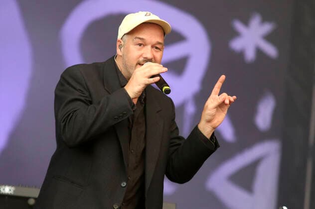Raphael Schalz von Großstadtgeflüster live beim Vor Deiner Tür Open Air im Cruise Center Steinwerder. Hamburg, 05.08.2021.
