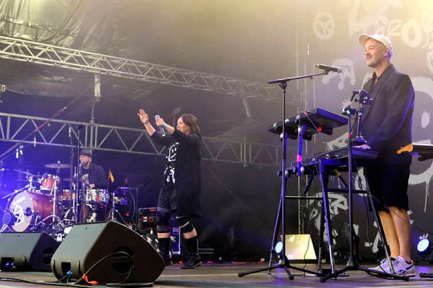 Chriz Falk, Jen Bender und Raphael Schalz von Großstadtgeflüster live beim Vor Deiner Tür Open Air im Cruise Center Steinwerder. Hamburg, 05.08.2021.