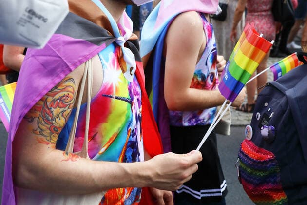 Berliner CHRISTOPHER STREET DAY 2021 - CSD - Am 24. Juli 2021 zieht der CSD in Berlin unter dem Motto SAVE OUR COMMUNITY SAVE YOUR PRIDE zum 43. Mal durch die Hauptstadt. Bunt gekleidete Demoteilnehmer auf der Straße des 17. Juni tragen Regenbogenfähnchen. Die bunte CSD-Parade startete in diesem Jahr als Demonstration an der Leipziger Straße, führte über den Potsdamer Platz, vorbei am Denkmal für die im Nationalsozialismus verfolgten Homosexuellen zum Brandenburger Tor und über die Siegessäule zur Urania. Aufgrund der Corona-Pandemie fand die Demonstration ausschließlich unter Einhaltung der vom Berliner Senat erlassenen Vorgaben statt. Die in den Vorjahren übliche Abschlusskundgebung musste daher ausfallen.
