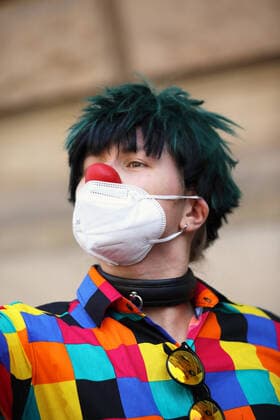Berliner CHRISTOPHER STREET DAY 2021 - CSD - Am 24. Juli 2021 zieht der CSD in Berlin unter dem Motto SAVE OUR COMMUNITY SAVE YOUR PRIDE zum 43. Mal durch die Hauptstadt. Demoteilnehmer als Clown gekleidet mit weißer Atemschutzaske und roter Nase. Die bunte CSD-Parade startete in diesem Jahr als Demonstration an der Leipziger Straße, führte über den Potsdamer Platz, vorbei am Denkmal für die im Nationalsozialismus verfolgten Homosexuellen zum Brandenburger Tor und über die Siegessäule zur Urania. Aufgrund der Corona-Pandemie fand die Demonstration ausschließlich unter Einhaltung der vom Berliner Senat erlassenen Vorgaben statt. Die in den Vorjahren übliche Abschlusskundgebung musste daher ausfallen.