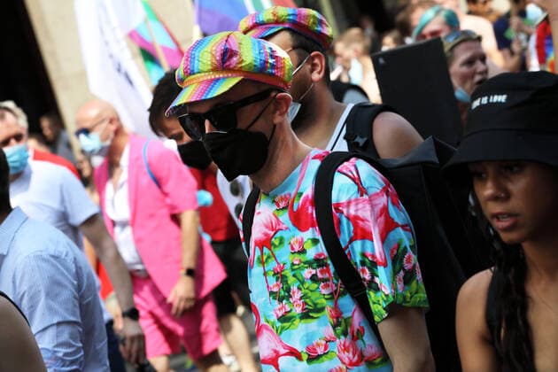 Berliner CHRISTOPHER STREET DAY 2021 - CSD - Am 24. Juli 2021 zieht der CSD in Berlin unter dem Motto SAVE OUR COMMUNITY SAVE YOUR PRIDE zum 43. Mal durch die Hauptstadt. Bunte Paradeteilnehmer teils mit Mundschutzmasken im Protestzug. Die bunte CSD-Parade startete in diesem Jahr als Demonstration an der Leipziger Straße, führte über den Potsdamer Platz, vorbei am Denkmal für die im Nationalsozialismus verfolgten Homosexuellen zum Brandenburger Tor und über die Siegessäule zur Urania. Aufgrund der Corona-Pandemie fand die Demonstration ausschließlich unter Einhaltung der vom Berliner Senat erlassenen Vorgaben statt. Die in den Vorjahren übliche Abschlusskundgebung musste daher ausfallen.
