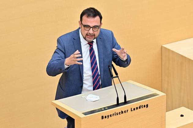 Staatsminister Klaus Holetschek. 90. Plenarsitzung des Bayerischen Landtags am 22.07.2021. Gesundheitsminister Klaus Holetschek, CSU, am Rednerpult. München Bayern Deutschland Copyright: xRolfxPossx