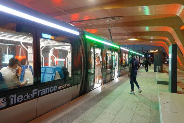 Paris, moderne Straßenbahn Porte de Choisy-Orly, Linie T9, Trois Communes Paris, modern Tramway Porte de Choisy-Orly, Line T9, Trois Communes *** Paris, modern tramway Porte de Choisy Orly, line T9, Trois Communes Paris, modern tramway Porte de Choisy Orly, line T9, Trois Communes