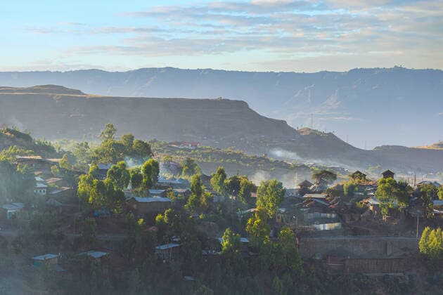 The town of Lalibela in the early morning - Ethiopia The cityscape of Lalibela in Ethiopia, Africa Lalibela Ethiopia *** Die Stadt Lalibela am frühen Morgen Äthiopien Das Stadtbild von Lalibela in Äthiopien, Afrika Lalibela Äthiopien Copyright: xChristianxOffenbergx
