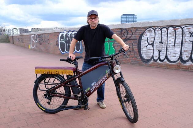 Bilder des Jahres 2021, Entertainment 08 August Entertainment Themen der Woche KW31 Entertainment Bilder des Tages Der Schauspieler Bjarne Maedel (Mädel, Botschafter des Projekts African E-Bikes ) auf dem E-Bike fuer Afrika in Hamburg (Foto vom 06.08.2021). In Kooperation mit Fahrradexperten aus Uganda, den deutschen Entwicklern der Firma HNF-Nicolai sowie dem indischen Hersteller HERO wurde ein spezielles, auf die afrikanischen Beduerfnisse abgestimmtes E-Bike produziert. 100 E-Bikes sollen im Oktober an die Partnerorganisation FABIO (First African Bicycle Information Organization) in Jinja Uganda uebergeben werden. (Siehe epd-Meldung vom 06.08.2021) E-Bike fuer Afrika *** The actor Bjarne Maedel Mädel, ambassador of the project African E Bikes on the E Bike for Africa in Hamburg Photo from 06 08 2021 In cooperation with bicycle experts from Uganda, t Copyright: epd-bild StephanxWallocha EDITORIAL USE ONLY