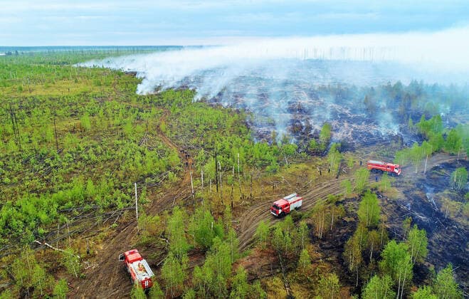 IMAGO Nature: Unsere Erde, Klimawandel, WaldbrÃ¤nde News Bilder des Tages MORDOVIA, RUSSIA - AUGUST 6, 2021: A wildfire hits a nature reserve in Temnikovsky District. Firefighting efforts involve two Mil Mi-8 helicopters and a Beriev Be-200ChS utility amphibious aircraft of the Russian Emergency Situations Ministry as well as two Ilyushin Il-76 strategic airlifters of the Russian Foreign Ministry. Best quality available. Russia Emergencies Ministry TASS THIS IMAGE WAS PROVIDED BY A THIRD PARTY. EDITORIAL USE ONLY  TS10BAB7