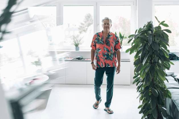 IMAGO Creative: Business - Work-Life Balance Businessman wearing casual walking against window art office model released Symbolfoto property released GUSF04532