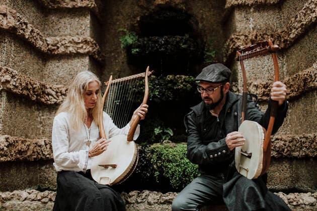 IMAGO Creative: NGO, Kunst im öffentlichen Raum und Kulturinitiativen Male and female playing lyra instrument in park model released Symbolfoto GMLF00794