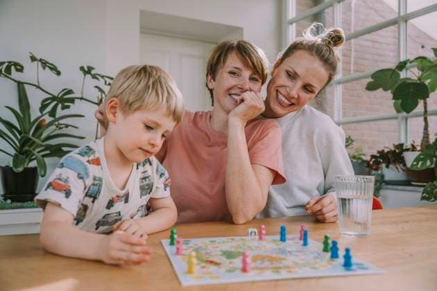 IMAGO Creative: Herbst, in Gesellschaft spielen IMAGO Creative: Pride Month 2022, Engagement der Jugendlichen Mothers watching while son playing board game at home model released Symbolfoto property released MFF06660