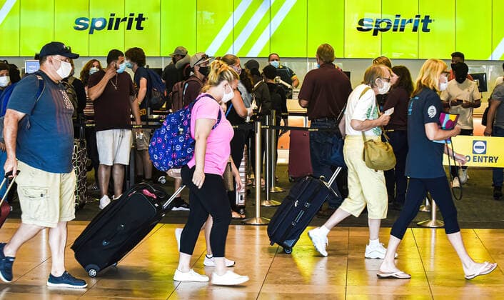 August 6, 2021, Orlando, Florida, United States: Passengers wait in line at the Spirit Airlines check-in counter at Orlando International Airport on the sixth day the airline has cancelled hundreds of flights. .Approximately 2,000 flights were cancelled this week due to weather, staffing shortages, computer problems, and passenger volume. Orlando United States - ZUMAs197 20210806_zaa_s197_053 Copyright: xPaulxHennessyx