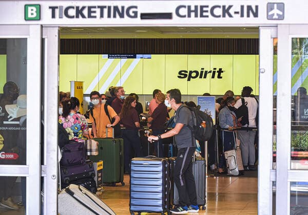 August 6, 2021, Orlando, Florida, United States: Passengers wait in line at the Spirit Airlines check-in counter at Orlando International Airport on the sixth day the airline has cancelled hundreds of flights. .Approximately 2,000 flights were cancelled this week due to weather, staffing shortages, computer problems, and passenger volume. Orlando United States - ZUMAs197 20210806_zaa_s197_056 Copyright: xPaulxHennessyx
