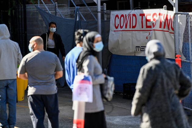 NSW CORONAVIRUS COVID19, People wearing face mask line up for a COVID-19 test at the Yagoona MedLab Pathology Walk-in clinic in Sydney, Saturday, August 7, 2021. Greater Sydney and surrounding regions are in lockdown until at least August 28 and the NSW Hunter will be locked down for a week as health authorities battle to contain an outbreak of the virulent Delta strain. ( NO ARCHIVING, EDITORIAL USE ONLY, NO USE IN BOOKS WITHOUT CONSENT SYDNEY NSW AUSTRALIA  Copyright: xBIANCAxDExMARCHIx 20210807001565067535