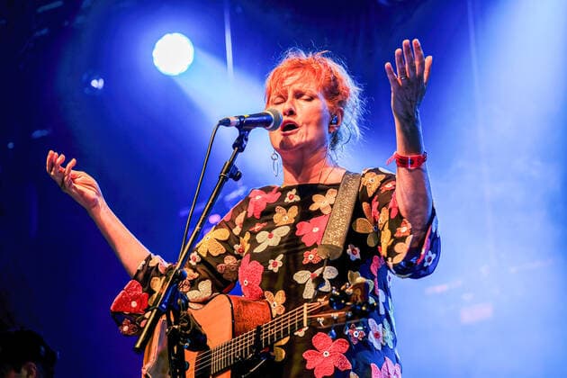August 6, 2021, Wickham, Hampshire, United Kingdom: Scottish singer-songwriter and MBE Sadenia Eddi Reader, former frontwoman with folk group Fairground Attraction and recipient of three BRIT Awards, performs live on stage at the Wickham Festival in Hampshire. Wickham United Kingdom - ZUMAs197 20210806_zaa_s197_129 Copyright: xDawnxFletcher-Parkx
