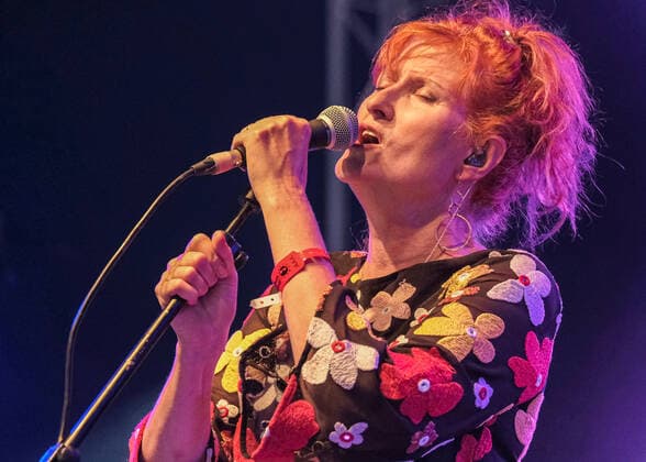 August 6, 2021, Wickham, Hampshire, United Kingdom: Scottish singer-songwriter and MBE Sadenia Eddi Reader, former frontwoman with folk group Fairground Attraction and recipient of three BRIT Awards, performs live on stage at the Wickham Festival in Hampshire. Wickham United Kingdom - ZUMAs197 20210806_zaa_s197_141 Copyright: xDawnxFletcher-Parkx
