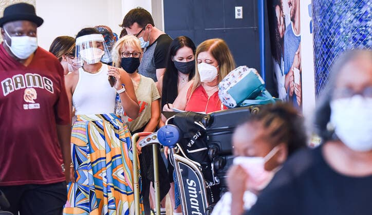 August 6, 2021, Orlando, United States: People wearing facemasks line up at a COVID-19 testing site at Orlando International Airport. .The Florida Department of Health reported 134,506 new cases of COVID-19 within the state over the past week. Orlando United States - ZUMAs197 20210806_zaa_s197_173 Copyright: xPaulxHennessyx