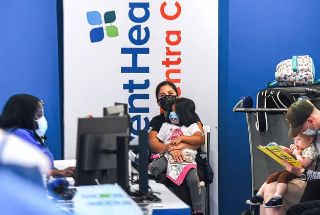 August 6, 2021, Orlando, United States: People wearing facemasks wait at a COVID-19 testing site at Orlando International Airport. .The Florida Department of Health reported 134,506 new cases of COVID-19 within the state over the past week. Orlando United States - ZUMAs197 20210806_zaa_s197_177 Copyright: xPaulxHennessyx