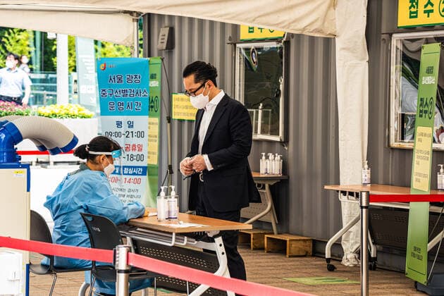August 6, 2021, Seoul, South Korea: A health worker attends to a man at a makeshift Covid-19 testing site in Seoul..South Korea is reporting 1,704 newly confirmed COVID19 cases in South Korea. Seoul South Korea - ZUMAs197 20210806_zaa_s197_224 Copyright: xSimonxShinx