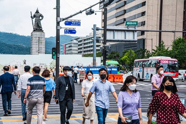 August 6, 2021, Seoul, South Korea: People wearing facial masks as preventive measure against the spread of Covid-19 cross the road in Seoul..South Korea is reporting 1,704 newly confirmed COVID19 cases in South Korea. Seoul South Korea - ZUMAs197 20210806_zaa_s197_232 Copyright: xSimonxShinx