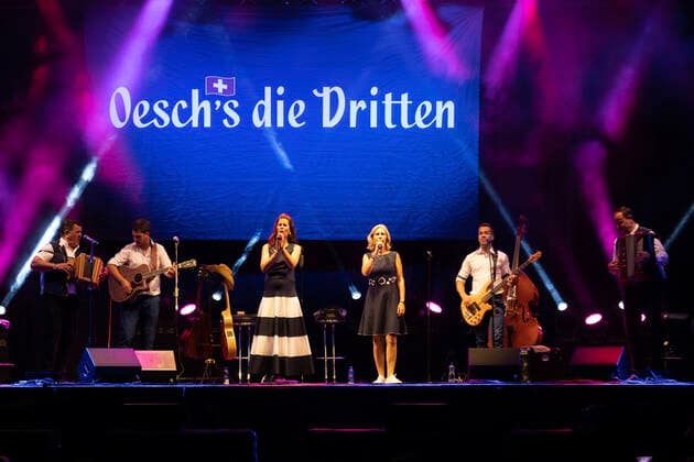 Oesch s die Dritten live beim Summer in the City Event auf dem Vorplatz der PostFinance-Arena. Bern, 06.08.2021