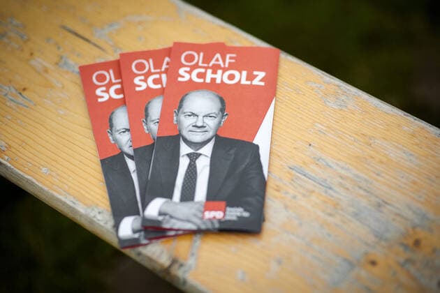 Flyer von Olaf Scholz, Kanzlerkandidat der SPD, liegen auf einer Bank bei einem Buergergespraech in der Kulturscheune Ferch in Schwielowsee, 06.08.2021. Schwielowsee Deutschland